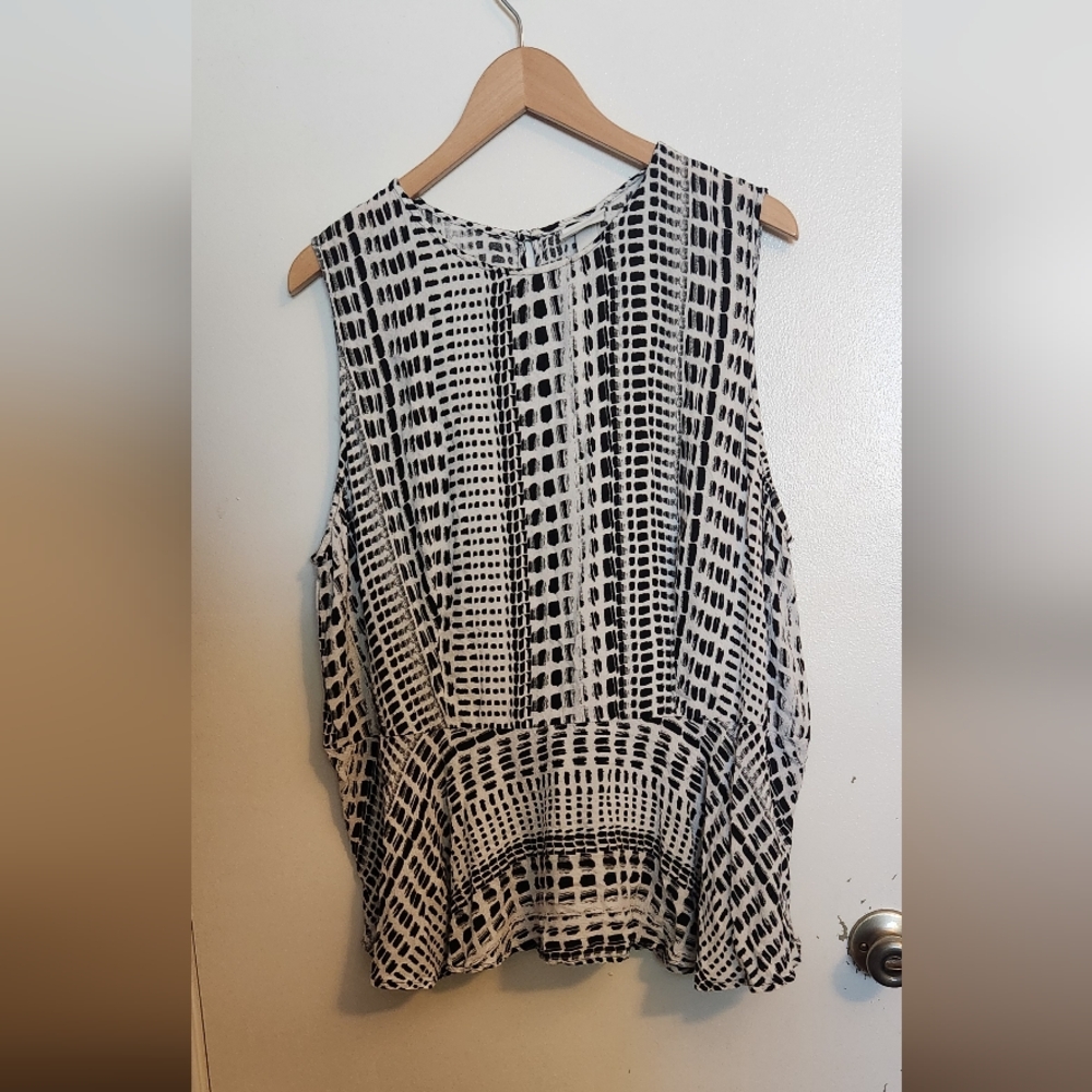 Ava & Viv Black and White Patterned Blouse